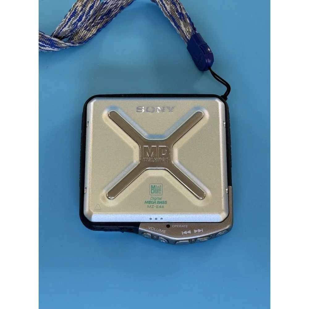 Sony Walkman MZ-E44 Portable MiniDisc Player Silver w/Remote. PLEASE READ